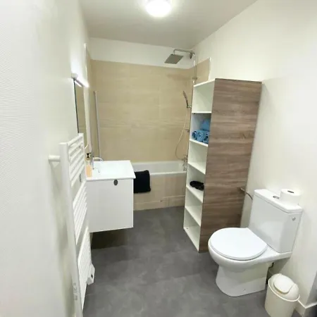 A L'universite - Centre- La Conciergerie *