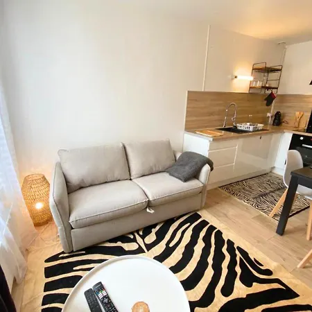 A L'universite - Centre- La Conciergerie *