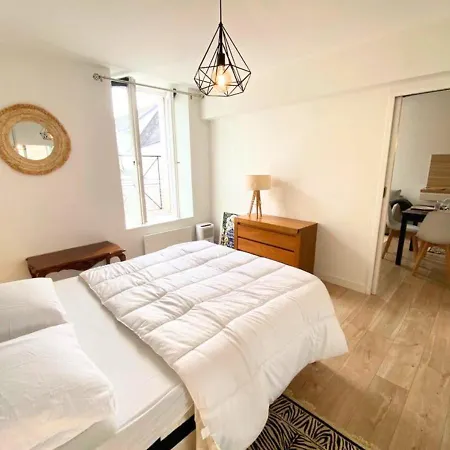 A L'universite - Centre- La Conciergerie *