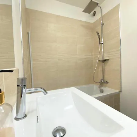 A L'universite - Centre- La Conciergerie *