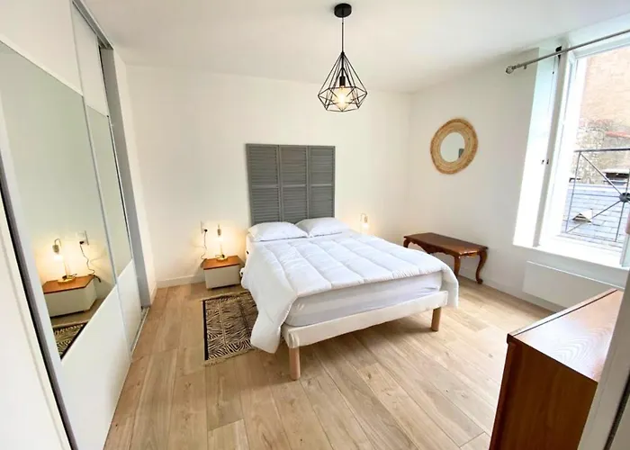 A L'universite - Centre- La Conciergerie