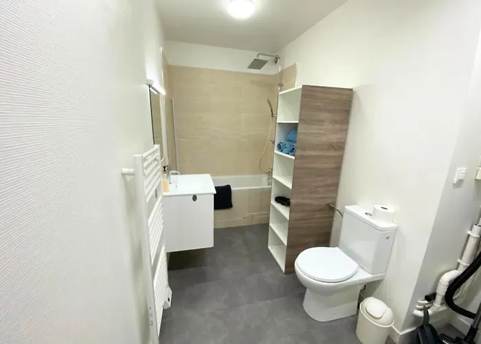 A L'universite - Centre- La Conciergerie *