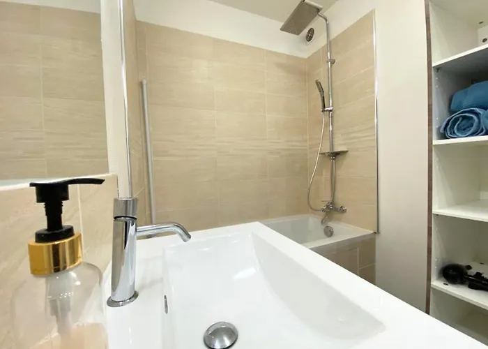 A L'universite - Centre- La Conciergerie *